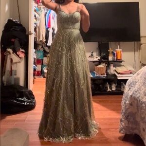 Size 4 green with a hint of gold dress puffs at the bottom
